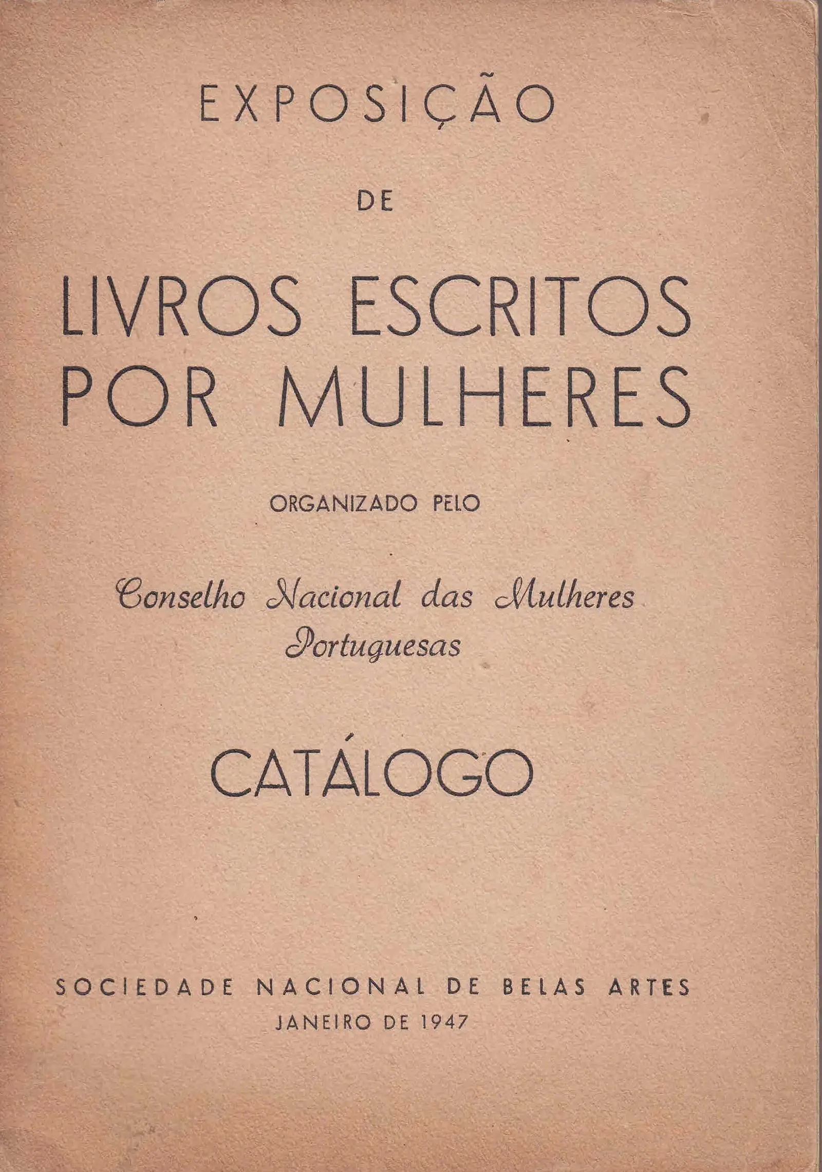 Capa de catálogo em papel rosado, só com texto em letras escuras: o título da exposição, o nome do Conselho Nacional das Mulheres Portuguesas, a palavra «Catálogo» e, em baixo, «Sociedade Nacional de Belas Artes – Janeiro de 1947».